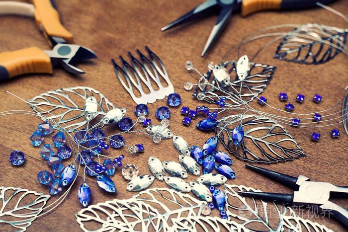 创建珠宝带线水钻和晶体的过程桌上的工作工具手工制作的首饰在制造